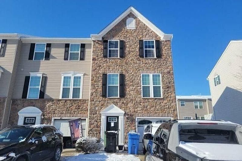 1st image of 1028 Noble Pl