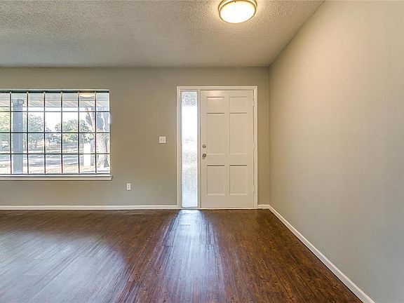 3rd image of 10905 Deer Creek Dr