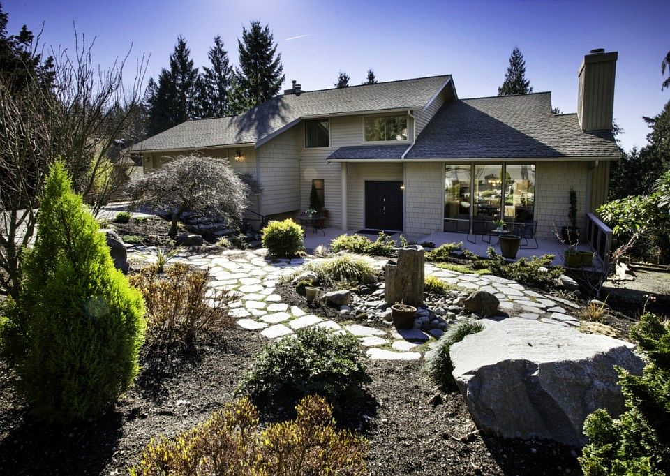 1st image of 301 207th Ave NE