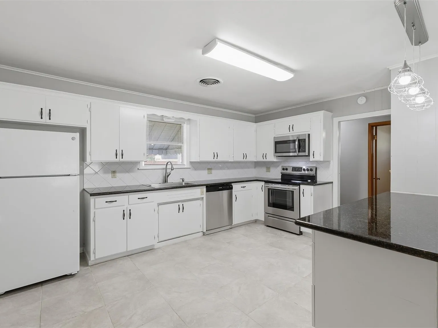 3 bed, 1.0 bath, 1245 sqft, $1,650 — Photo 4