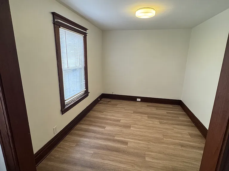 565 Webster Ave — Photo 9