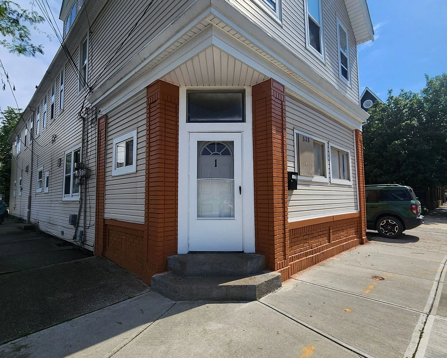 Large Ground Floor 2 Bedroom For Rent! — Photo 2