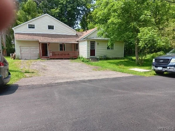 6846 Putnam Dr, Derby, NY 14047