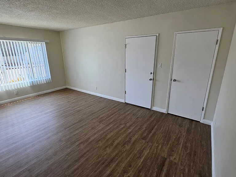 1375 W 20th St #1 — Photo 2