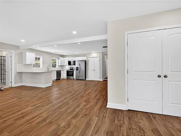 955 Columbia Dr — Photo 6