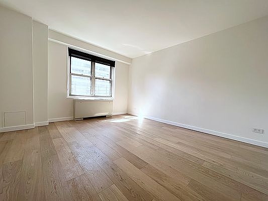 5th image of 224 E 60th St APT 10H