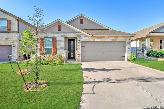 4 bed, 3.0 bath, 2527 sqft, $2,500 — Photo 1