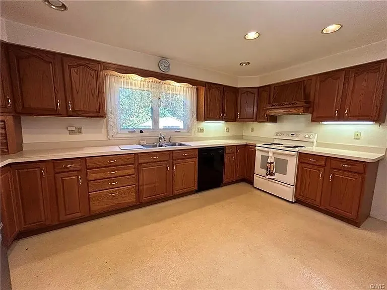 125 Lyndale Dr — Photo 4