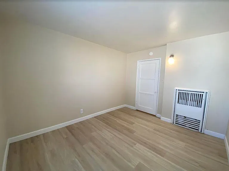 958 Barney St — Photo 10