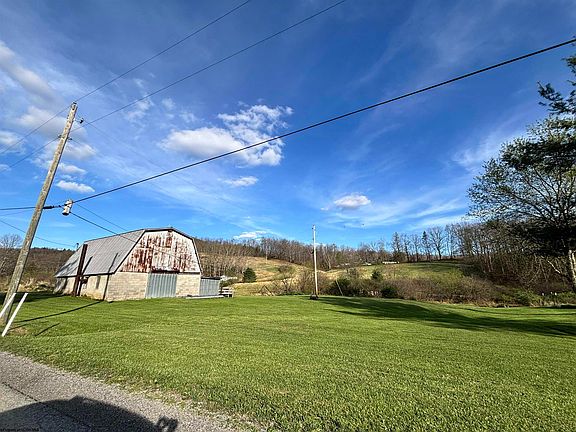 3rd image of 1021B Clover Run Rd