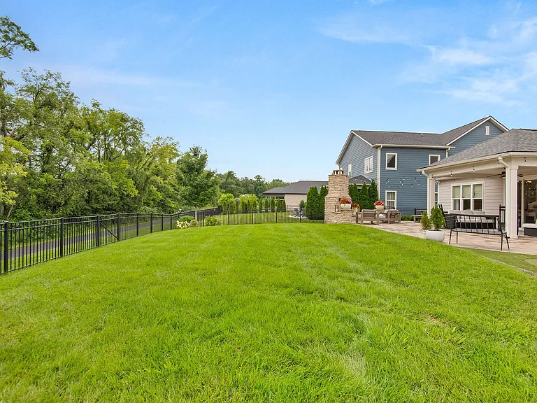 812 Plowson Rd — Photo 45