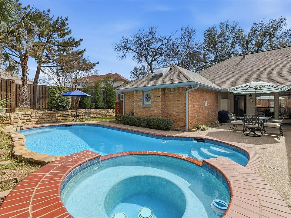 1st image of 704 Meadowlark Ln