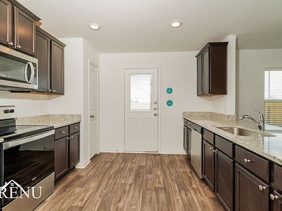 5th image of 221 Riverdale Dr