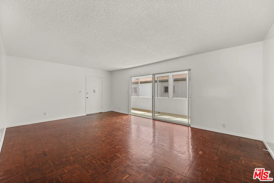 2 bed, 2.0 bath, 1200 sqft, $4,295 — Photo 3