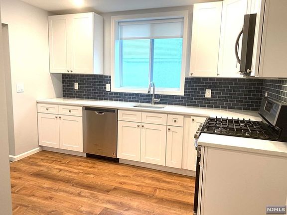 2nd image of 560 Fern Ave #1