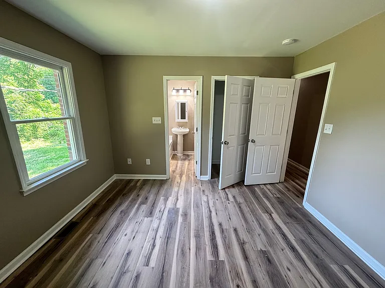 943 Grace St — Photo 25