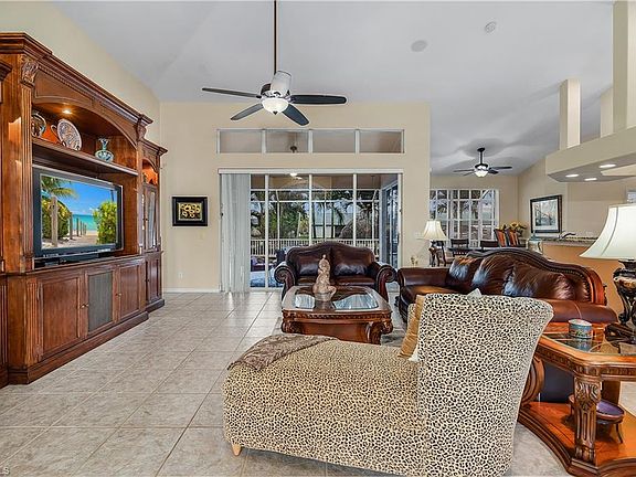 3rd image of 2207 SE 20th Ave
