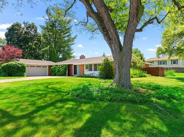 1320 W Holly Hedges Dr, Peoria, IL 61614