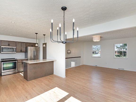 5th image of 927 Blackburn Dr