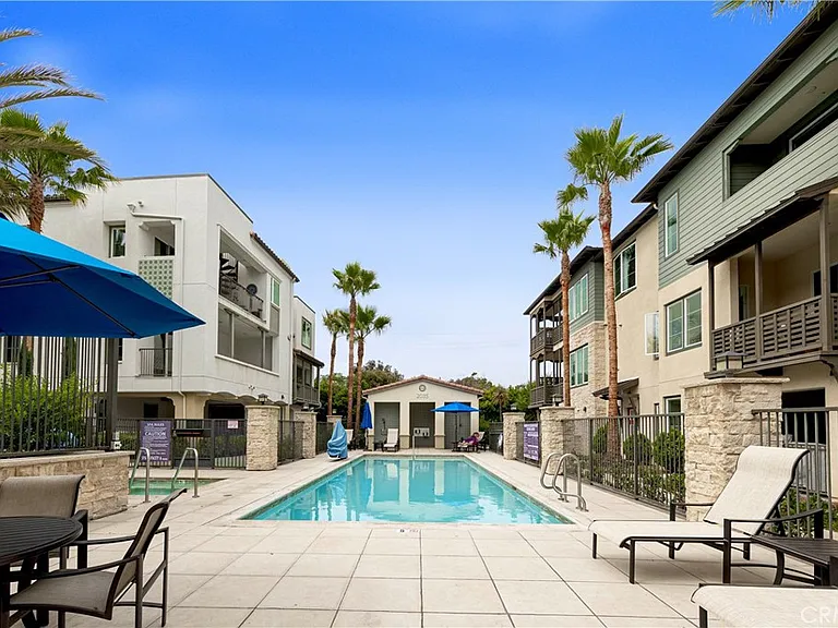 983 Doheny Way — Photo 32