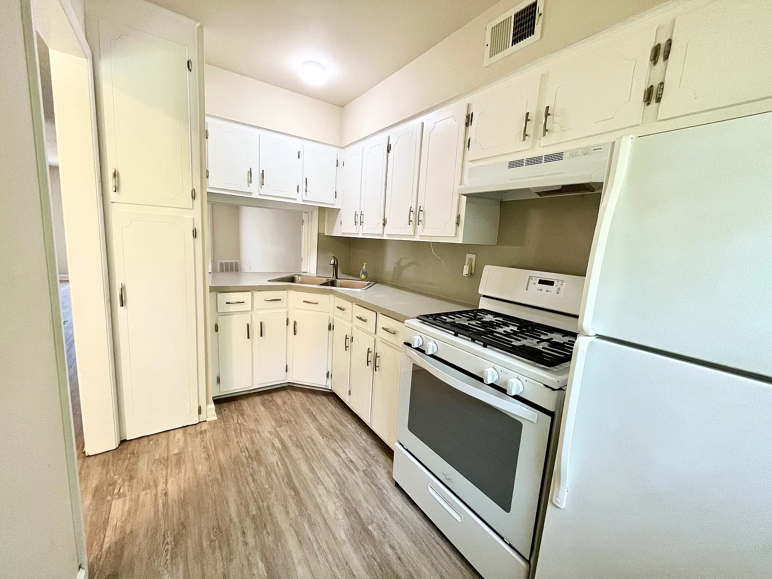 4 Springdale Dr — Photo 2