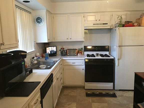 4th image of 591 Fox Hills Dr N