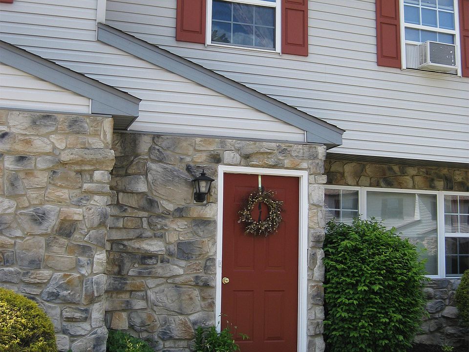 1st image of 220 Magnolia St