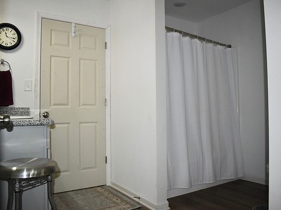 4th image of 215 W 6th St