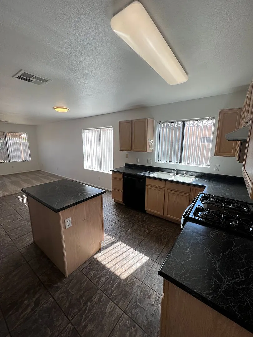 Space Galore! 4 Bed/3 Bath W/Loft In Great Glendale Location — Photo 2