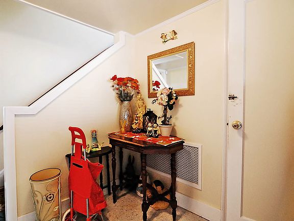 4th image of 2075 Thomas Ave #1ST