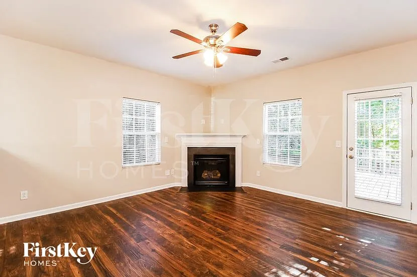 5 bed, 2.5 bath, 2788 sqft, $2,720 — Photo 2