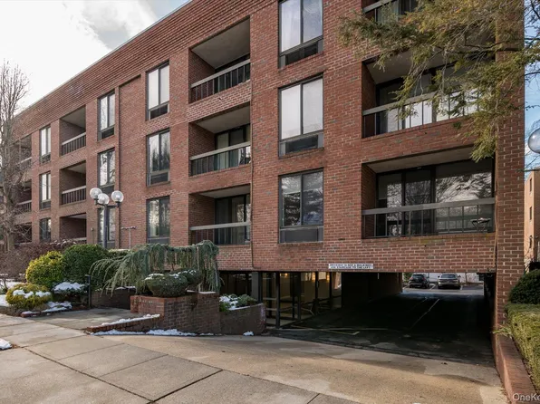20 Gilchrest Road #3D, Great Neck, NY 11021