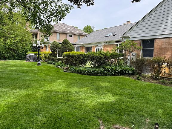 4th image of 828 S Bristol Ln