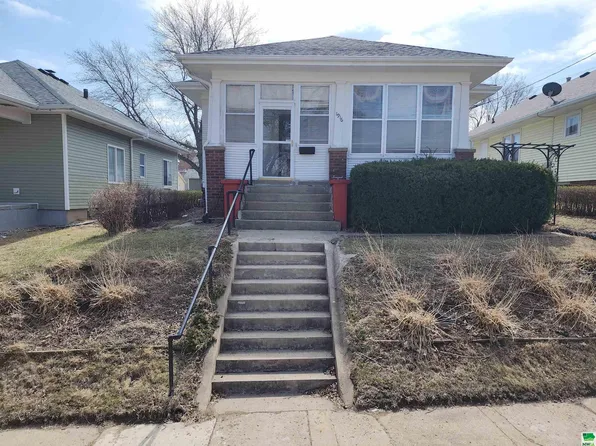 1916 W Palmer Ave, Sioux City, IA 51103