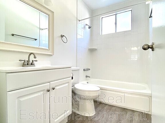5th image of 585 E Washington Blvd APT 15