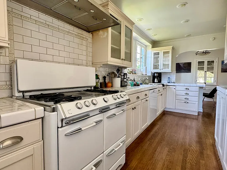 1518 S Genesee Ave — Photo 17