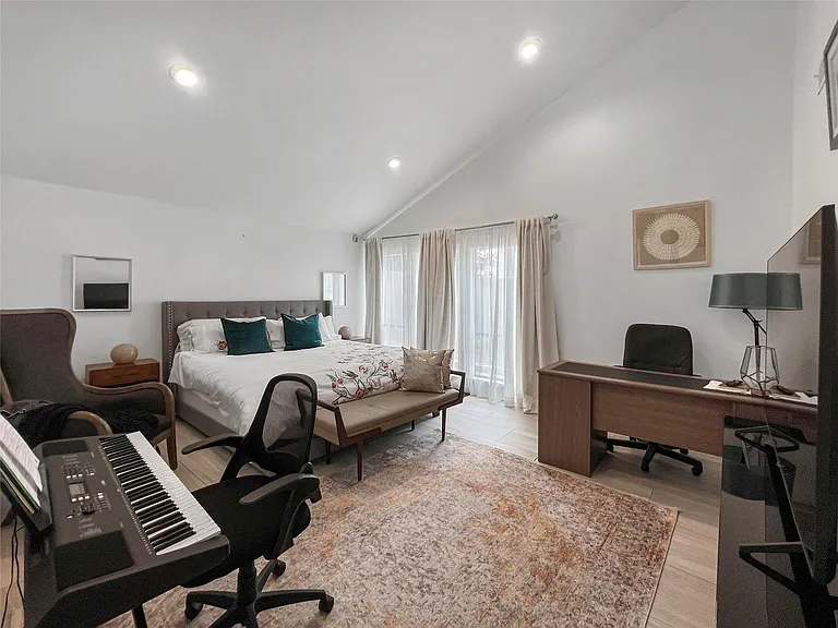 2358 Binley Dr — Photo 33
