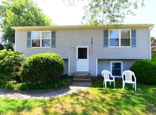 51 Fairway Dr, Narragansett, RI 02882