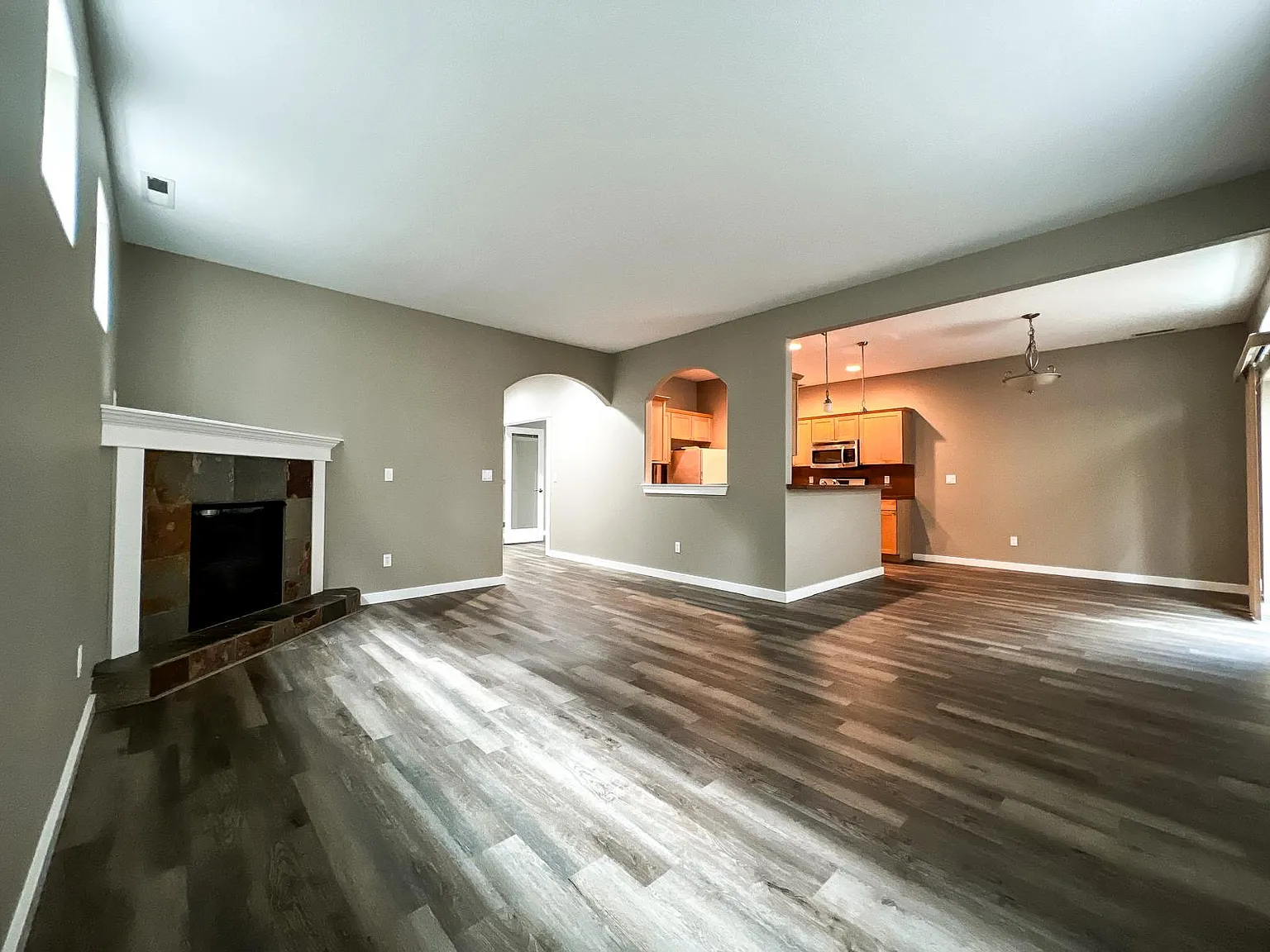 4 bed, 2.5 bath, 2276 sqft, $2,600 — Photo 3