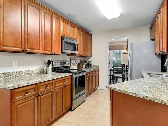 5th image of 4313 Hastings Ct E