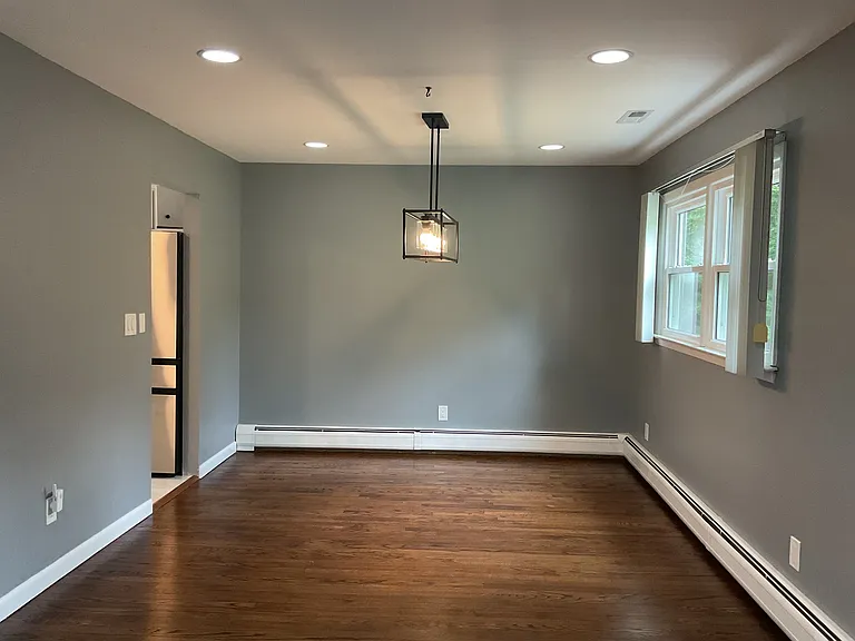 442 Surrey Ln — Photo 5