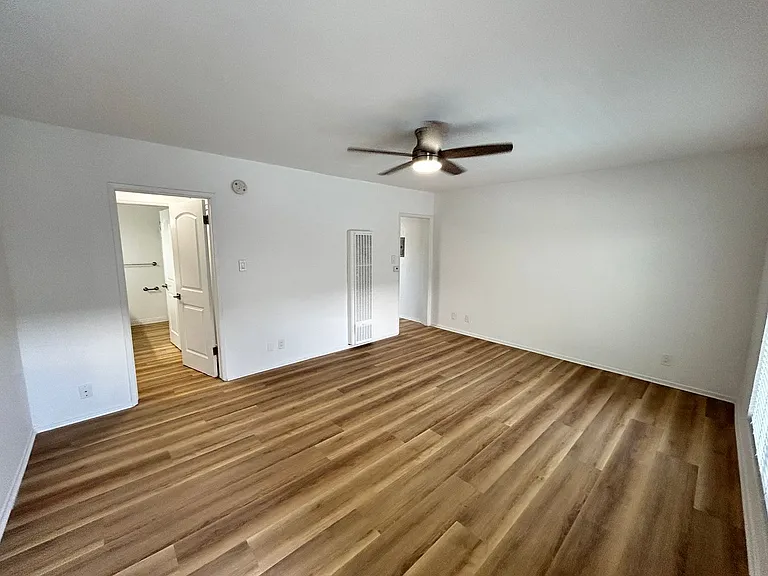 13860 Burbank Blvd — Photo 56