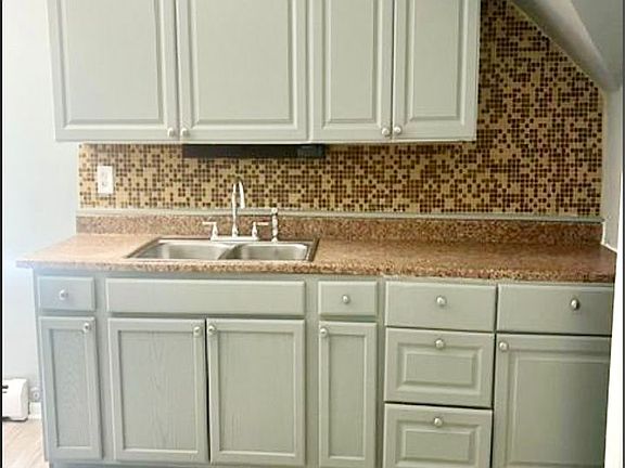 2nd image of 124 Harold St Floor 3