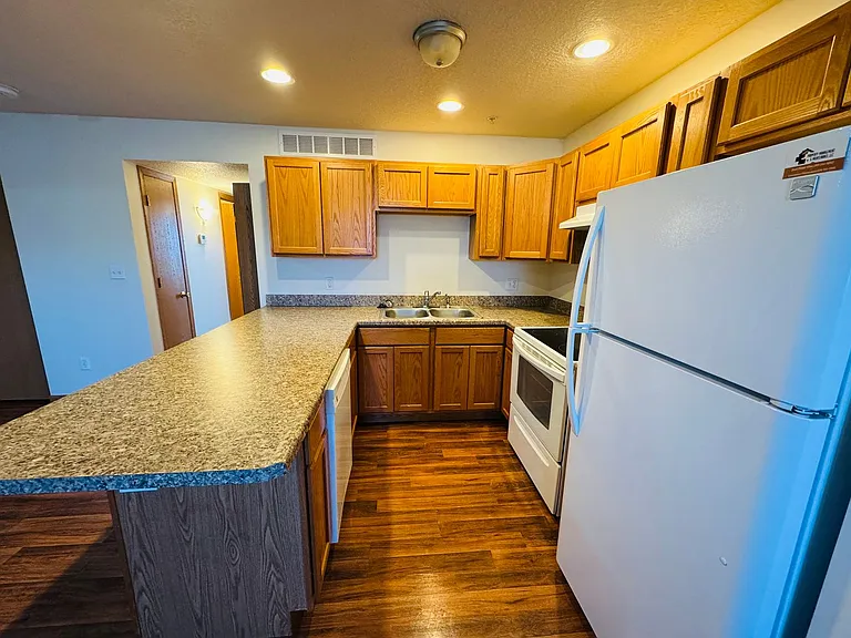 Lakeland Villa Apartments — Photo 15