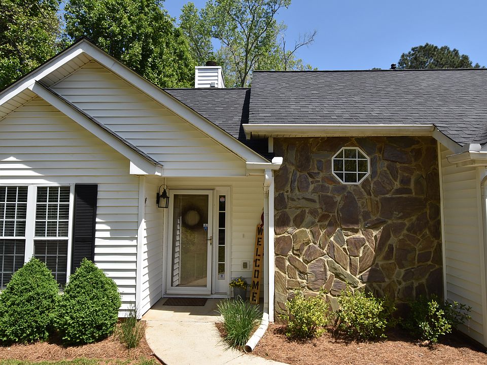 Flagstone and vinyl siding