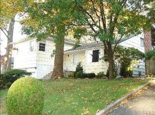 69 Essex Ct, Port Washington, NY 11050
