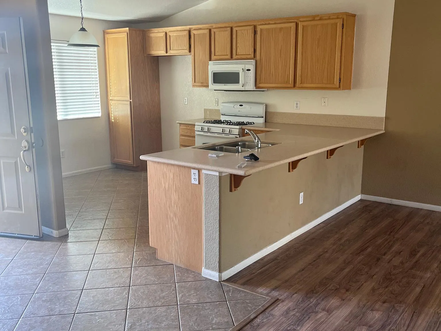 3 bed, 1344 sqft, $2,100 — Photo 2