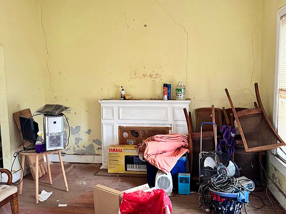 2nd image of 819 Rosario St