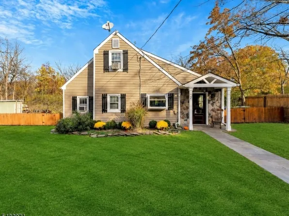 2 Sloan Ln, Lebanon Boro, NJ 08833