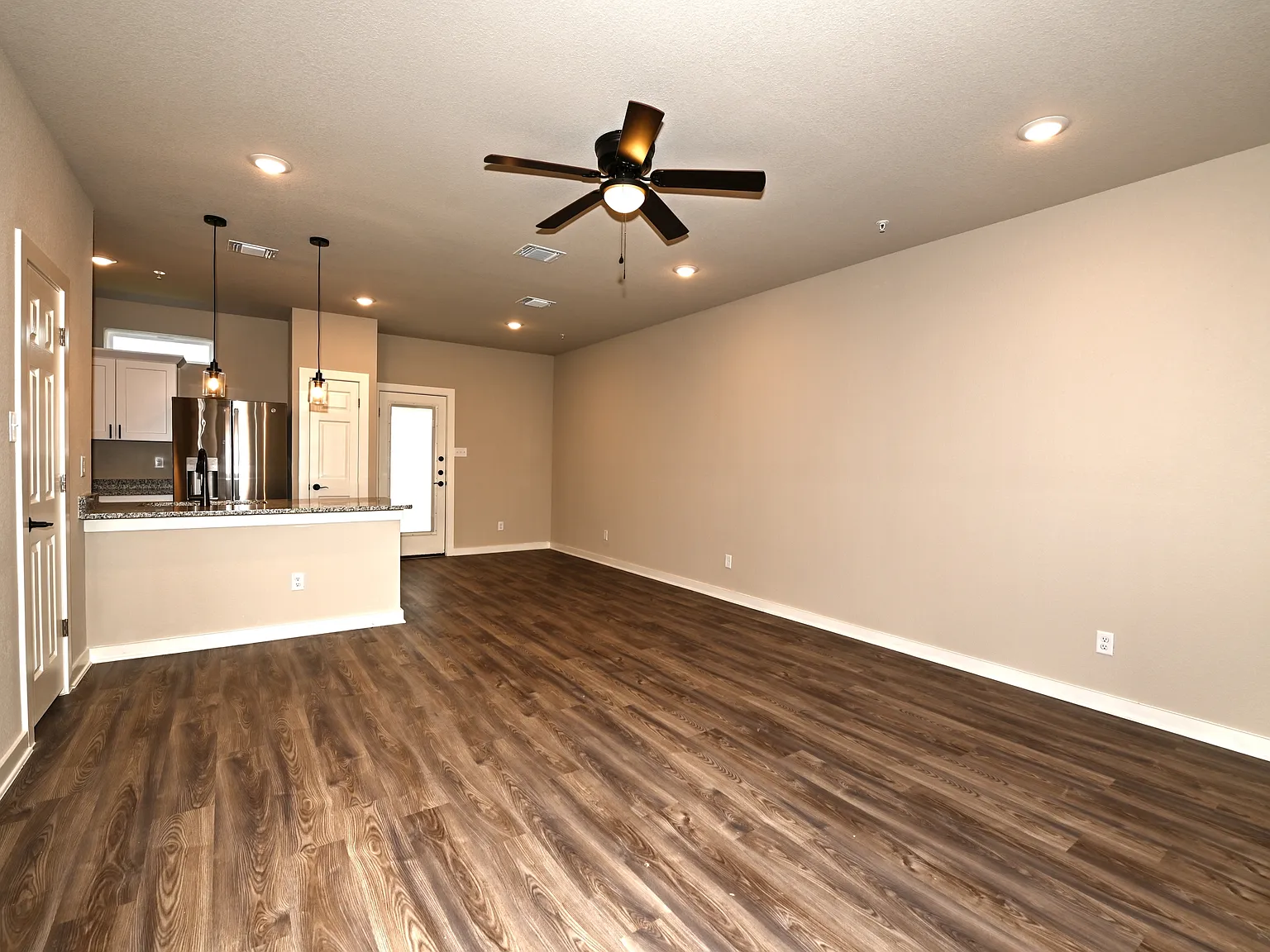3 bed, 2.5 bath, 1362 sqft, $1,700 — Photo 4